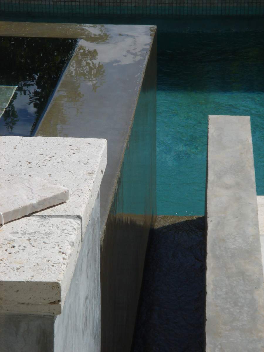 Détail du débordement du SPA- piscine avec spa à débordement et pool house
